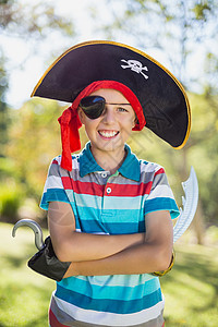 假装在公园当海盗的男孩肖像童年享受娱乐晴天乐趣想像力快乐服装游戏微笑图片