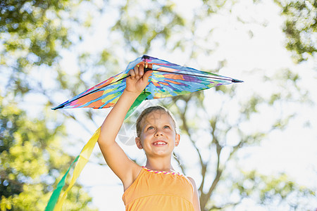 在公园里拿着风筝的笑脸女孩微笑休闲男生俏皮快乐绿地喜悦男性童年阳光图片