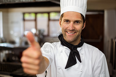 微笑的厨师举起拇指露出笑容的肖像服务餐厅制服厨房餐饮快乐职业酒店手势工人图片