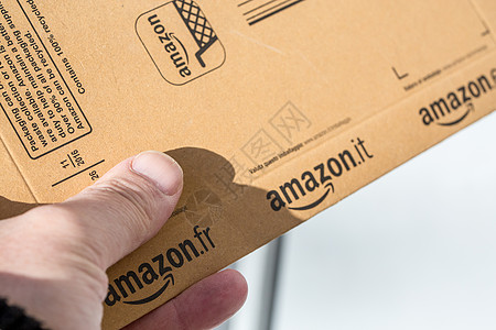 法国巴黎-2017 年 2 月 8 日 在房子门前交付亚马逊 Prime 包裹包裹 亚马逊 是一家美国电子商务和云计算公司 总部图片