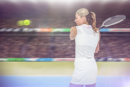 运动员用电击打网球的复合图像播放器游戏计算机力量人群闲暇运动场专注姿势支持者图片