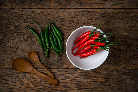 木板上的辣辣辣辣椒团体勺子木头食物红色桌子绿色香料杯子胡椒图片