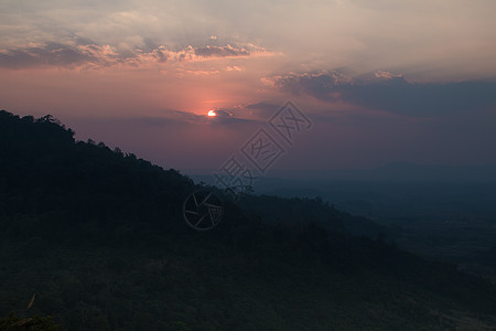 山中的日落阳光森林橙子太阳公园旅行山脉天空蓝色天堂图片