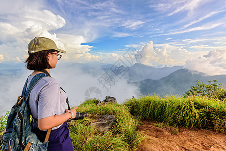 普济花山的旅游少女日落假期山脉远足女性游客风景摄影公园天空图片
