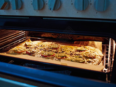 烤炉里美味的意大利素食披萨图片