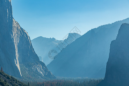查看 Yosemite 隧道树木天空蓝色瀑布松树国道穹顶岩石远足花岗岩图片