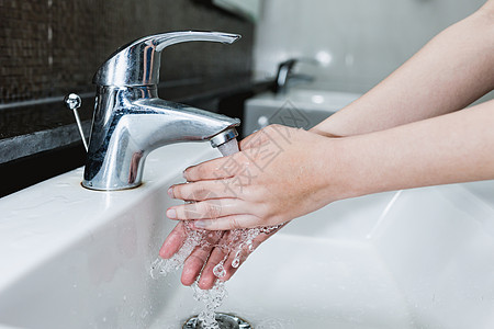 在起重机下用水清洗手和手水平成人龙头卫生自来水人类医疗摄影洗涤部位图片