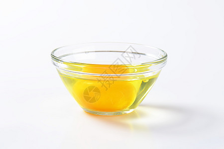 在玻璃碗中的蛋白和蛋黄盘子鸡蛋背景图片
