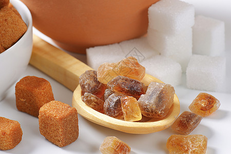 红糖糖不同类型的糖类蔗糖精制立方体香料食品咖啡盘子勺子烹饪焦糖背景
