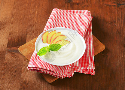 配有新鲜苹果的塞莫莉娜布丁奶油面粉牛奶布丁小菜早餐食物餐巾白色粗粮图片