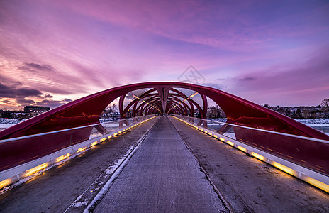位于市中心卡尔加里桥的和平桥中央图片
