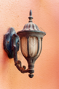 墙上阿拉伯风格的老式灯笼古铜色灯泡玻璃古董艺术街道房子建筑辉光金属图片