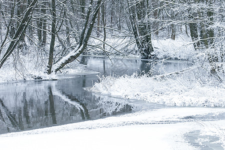 老人公园散步冬季小河水降雪白色森林溪流木头天气甘蔗公园旅行季节背景