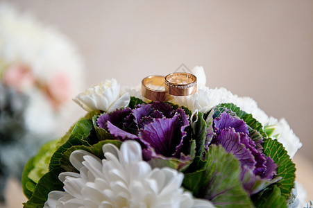 结婚花束上两个金环图片