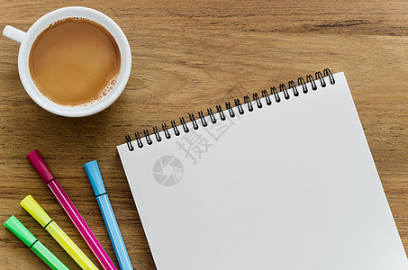 配有笔记本 彩笔和咖啡的木质桌桌子笔记木头床单铅笔教育桌面杯子办公室工作图片