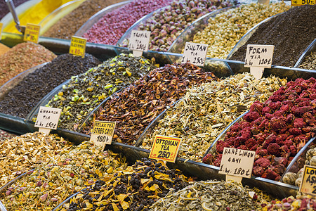 在土耳其伊斯坦布尔大巴萨的茶叶店草本植物集市辣椒胡椒零售贸易价格香料食物标签背景图片