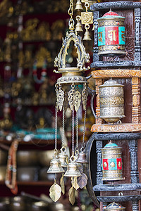 尼帕省加德满都的尼泊尔祈祷车轮仪式人工制品黄铜佛教徒库存传统宗教收藏工艺艺术图片