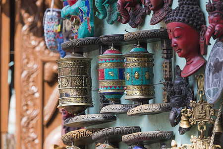 尼帕省加德满都的尼泊尔祈祷车轮纪念品黄铜精神青铜收藏宗教人工制品文化祷告佛教徒图片