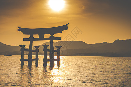 日本宫岛漂浮的Otorii门宗教文化海洋遗产牌坊大鸟天空寺庙橙子通道图片