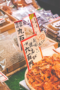 在日本的传统市场产品店铺异国食物化妆品餐厅行人城市水果情调图片