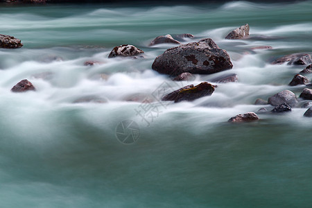 江流和石头力量绿色急流岩石速度风景白色旅行溪流环境图片