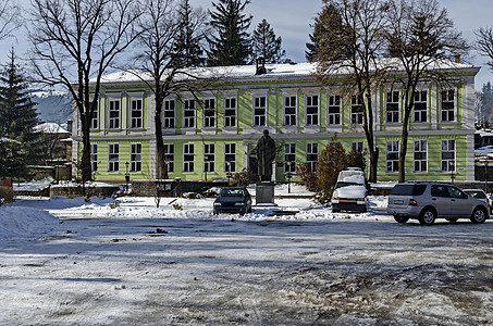 小型山区城镇的旧校舍正方形汽车历史绿色风景树木蓝色目的地广场景点图片