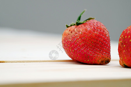 特写表木上的红草莓红色团体宏观白色木头叶子甜点绿色水果食物图片
