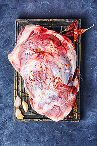 生肉羊肉食物木板肩膀炙烤牛肉腰部屠夫红色动物香料图片