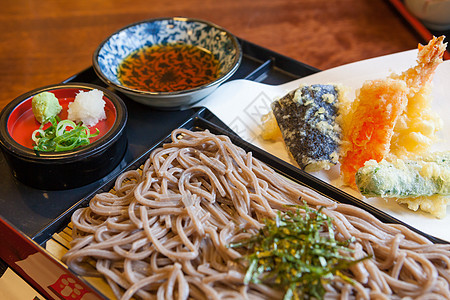 面条和炸虾筷子食物竹子美食盘子白色托盘烹饪午餐棕色图片