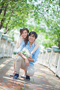 在公园的树下爱一对亚裔夫妇念日女朋友惊喜微笑夫妻女性快乐男朋友订婚白色图片