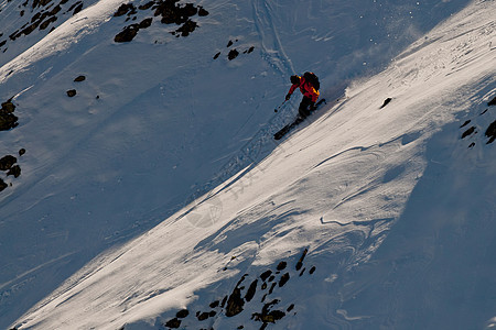 在高加索山区滑雪的青年男子滑雪者乐趣运动危险假期蓝色快乐男人荒野运动员图片