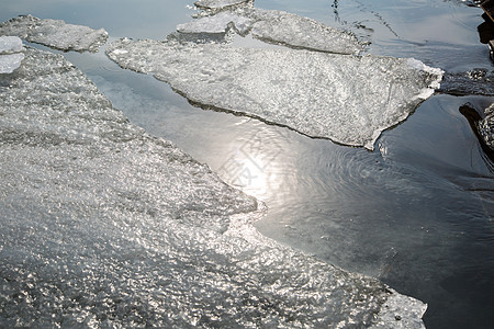 湖边的春冰和阳光蓝色旅行太阳冰洞天空射线冻结火花图片