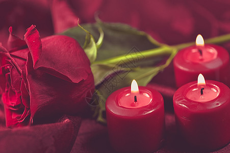 浪漫玫瑰和蜡烛图片