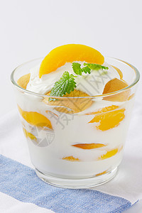 乳油甜甜点奶制品玻璃罐装白色奶油甜点盘子水果食物酸奶图片