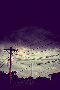 夜晚的街道灯亮 天空背景暴风雨阴影房子灯笼惊悚片场景灯柱电线日落风暴背景图片