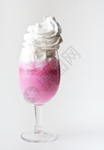 粉红饮料 在玻璃 孤立白背景中的图片