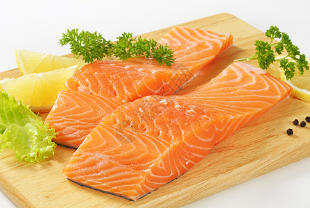 生鲑鱼片海鲜鳟鱼食物营养橙子柠檬鱼片高清图片