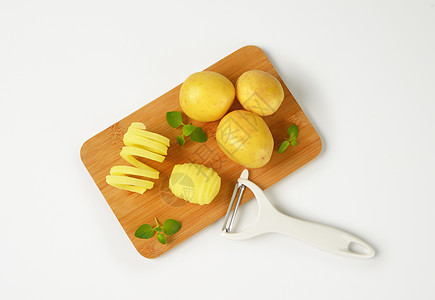 切割板上的生土豆土豆块茎食物砧板高架根菜蔬菜图片