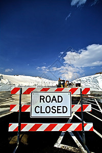 封闭道路指示牌路面雪原运输天空山脉状况图片