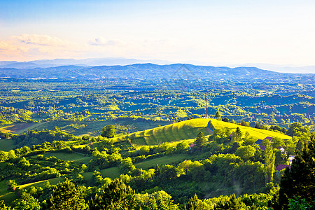 Plesivica 视图的相片绿山风景蓝色教会石头天线天空建筑场景奶牛顶峰图片