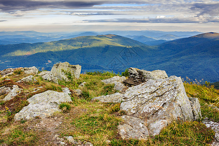 山顶的巨石蓝色全景场地岩石森林风景天空绿色顶峰图片