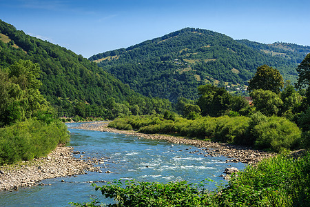 山脚的河底沟水路旅行农村森林场地旅游乡村假期风景树木图片