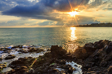 日出时 海景以岩石海岸和太阳升起而笼罩着清晨的海景图片