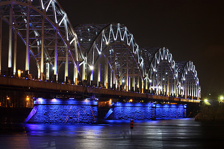 夜间铁路桥 白蓝色照明灯光;图片