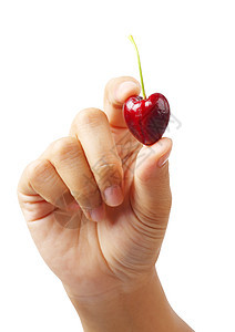 手握樱桃心脏形状的手 孤立剪切路径手指甜点水果女性美食食物剪裁棕榈小路浆果图片