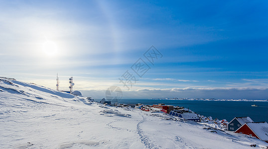 北极太阳光环照耀着位于G区努克市码头的房屋图片