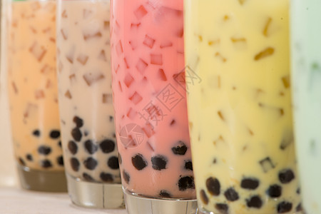 波巴泡泡茶 自制各种奶茶和木材上的珍珠水果饮料稻草果味白色玻璃波霸牛奶木薯图片