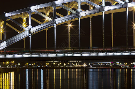 布尔谢乌赫丁斯基桥夜景反射城市建筑学场景旅行地标照明金属图片