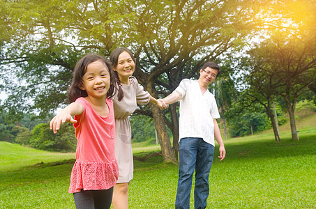 幸福的亚洲家庭公园乐趣母亲女孩女儿微笑男人后代父母男性图片