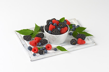 新鲜蓝莓 黑莓和草莓食物森林团体水果浆果图片